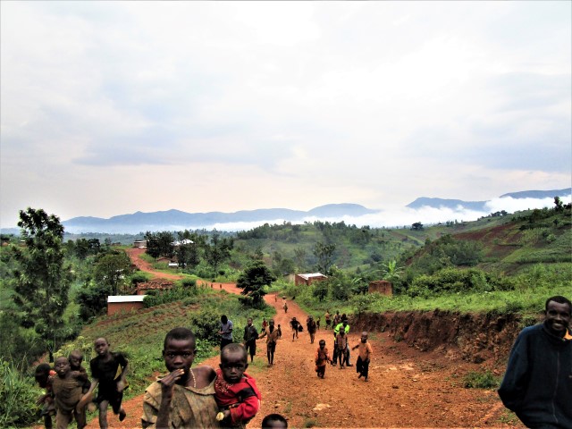 Ein Dorf hoch in den Bergen - typisch Burundi (Small)